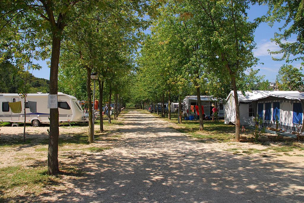 Campeggio Trevisago Iris Park Moniga del Garda Buitenkant foto